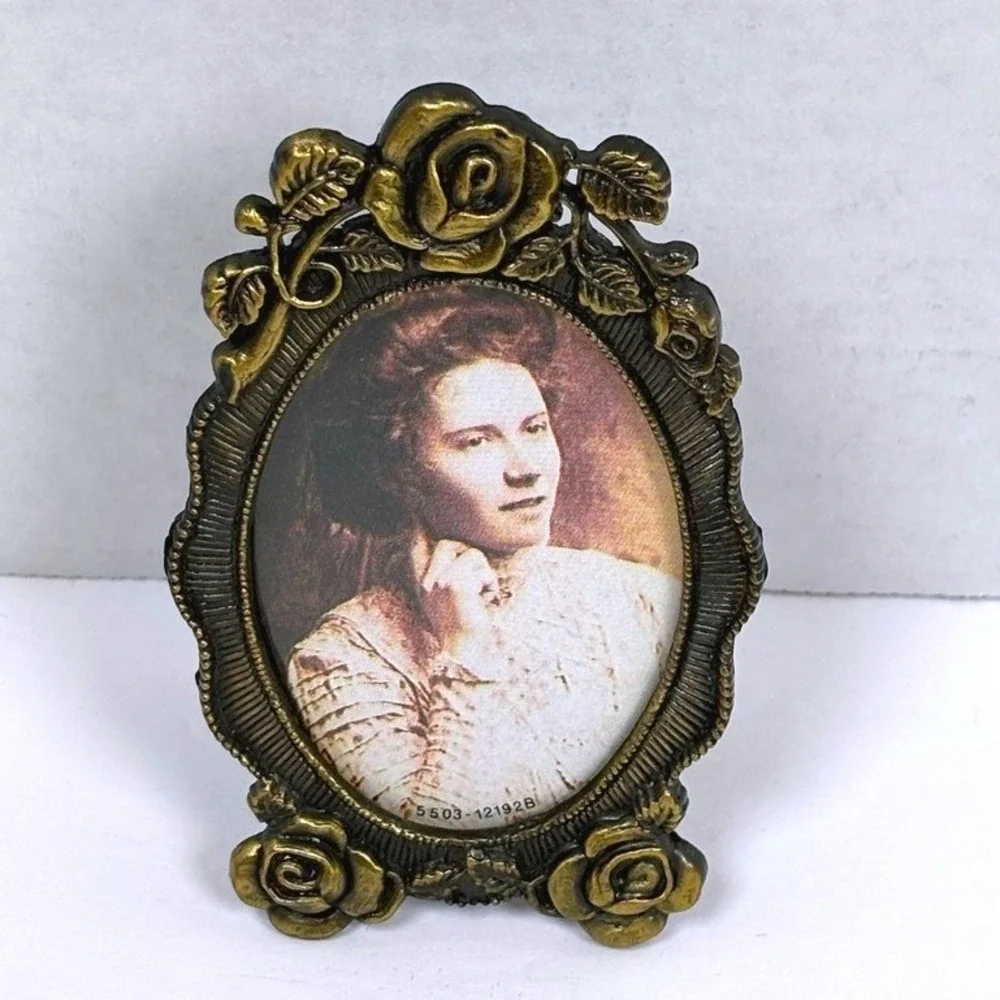 Vtg 80s Ornate Oval Rose-Embossed Mini PhotoFrame 2.5x3 Victorian Dark Romantic
